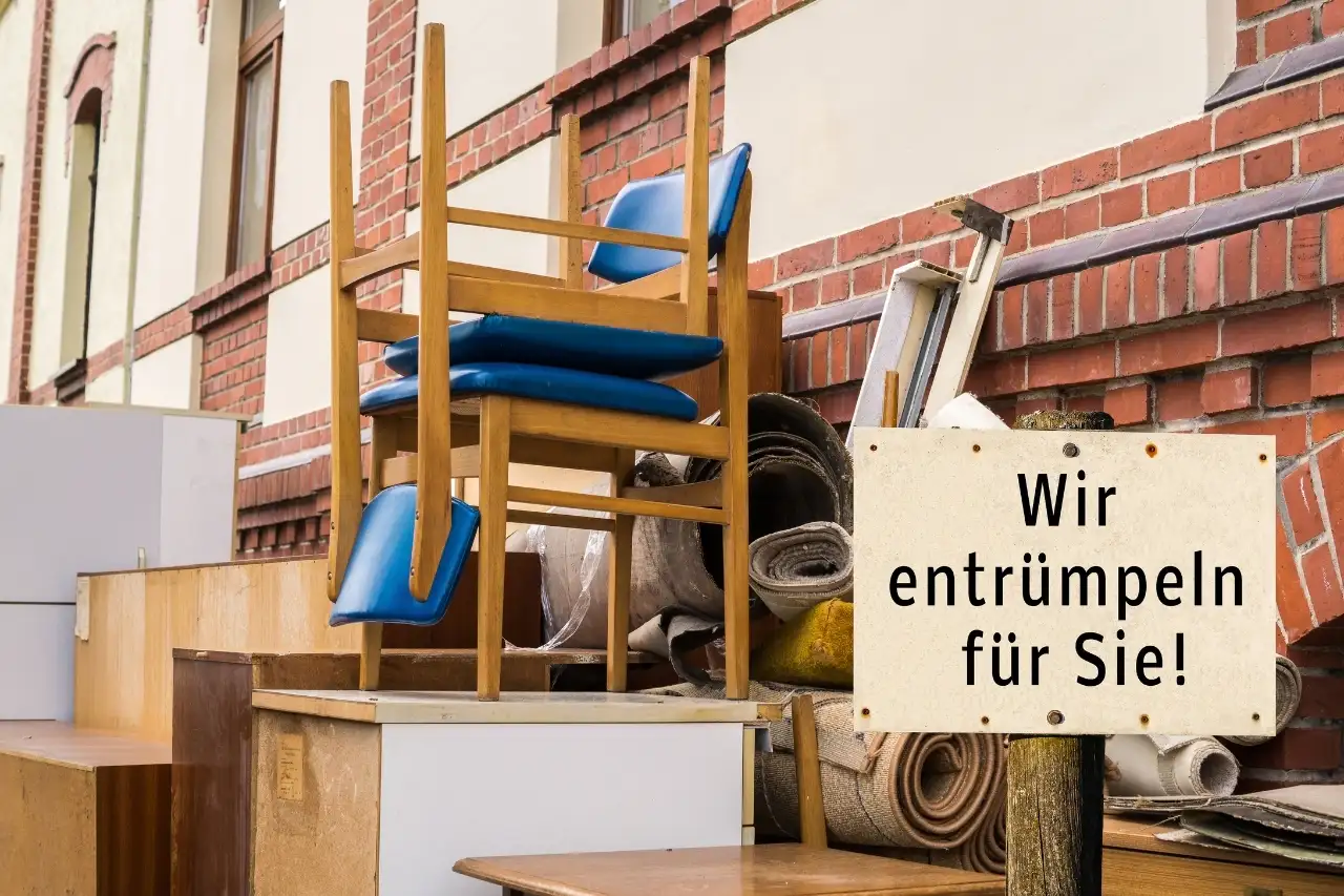 Entrümpelung Stade – Möbel, Teppiche und Hausrat vor einem Gebäude zur fachgerechten Entsorgung bereitgestellt, professioneller Entrümpelungsservice für Haushaltsauflösungen.