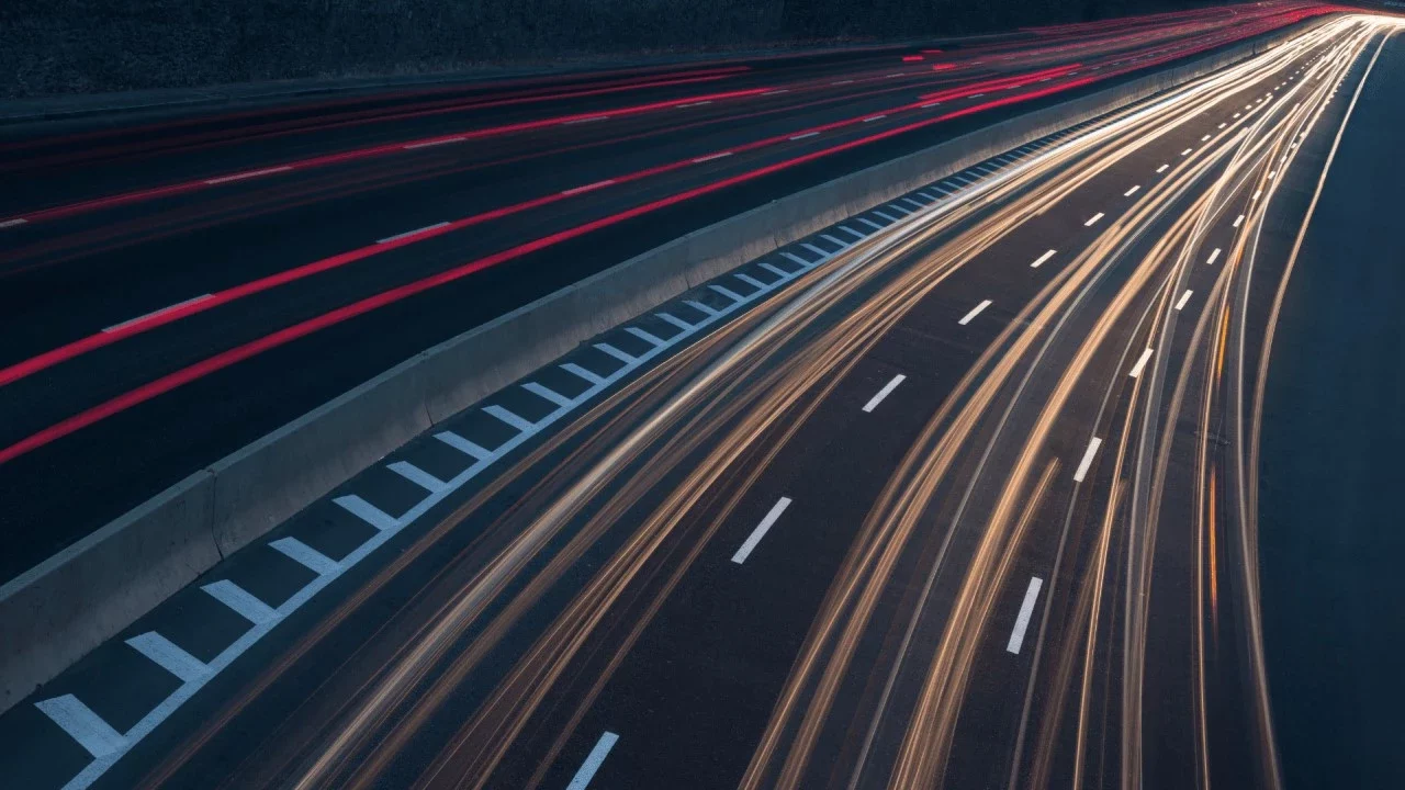 Lichtspuren auf nächtlicher Autobahn – Fernumzüge mit dem Umzugsunternehmen Norden
