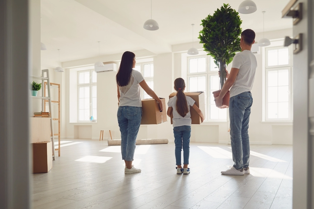 Familie beim Einzug in ihre neue Wohnung – Privatumzug in Esens
