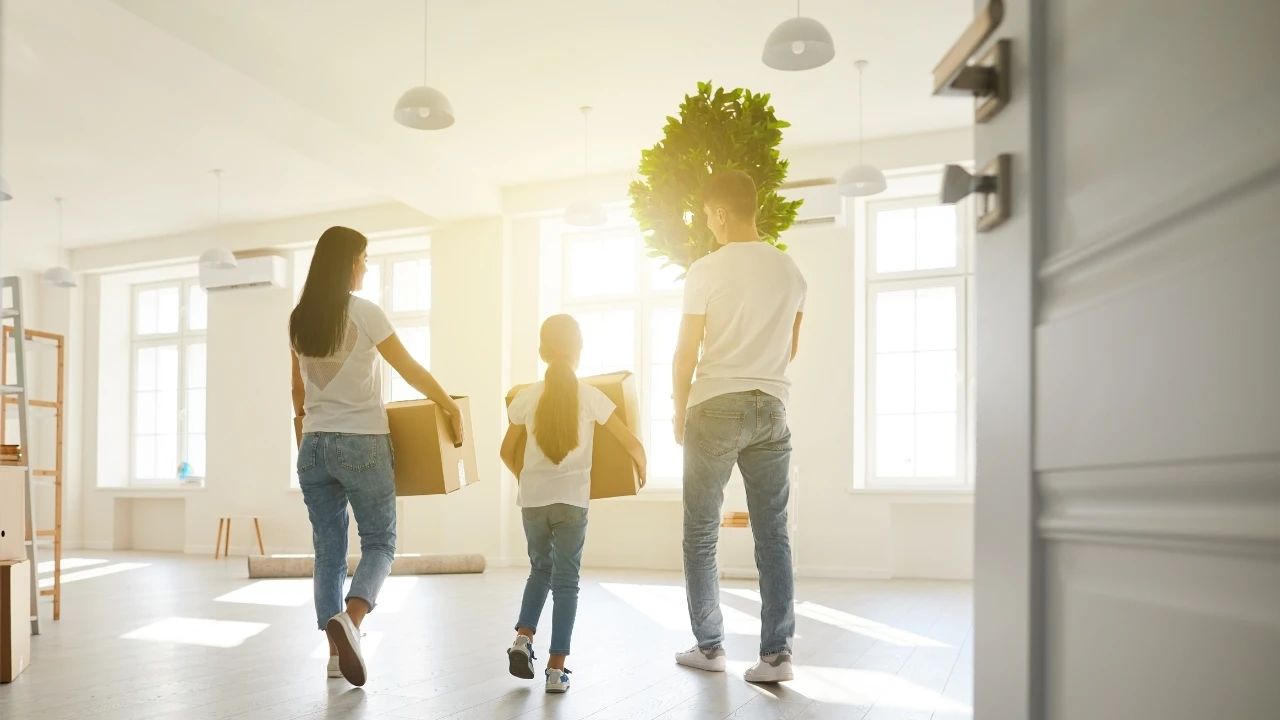 Familie trägt Umzugskartons in neues Zuhause – stressfreier Privatumzug mit dem Umzugsunternehmen Bremerhaven.