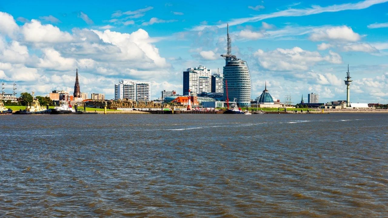 Panoramaaufnahme der Skyline von Bremerhaven mit Blick auf das Klimahaus – Umzugsunternehmen Bremerhaven für regionale und überregionale Umzüge.