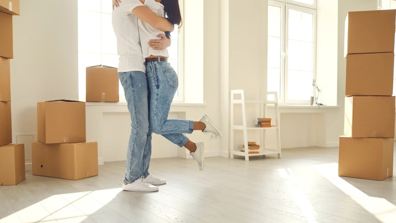 Glückliches Paar umarmt sich freudig nach dem erfolgreichen Einzug in die neue Wohnung – Umzugsunternehmen Cloppenburg.