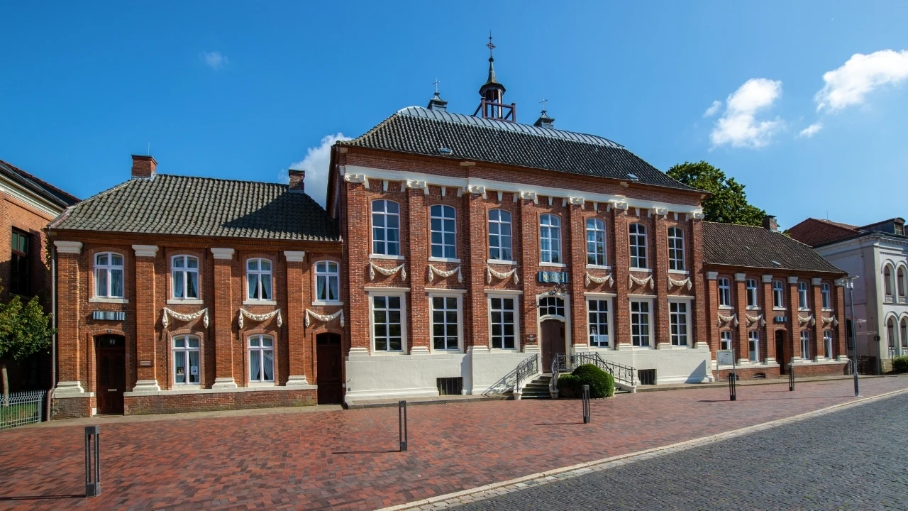 Historisches Rathaus in Norden bei Sonnenschein – Umzugsunternehmen Norden mit lokalem Bezug