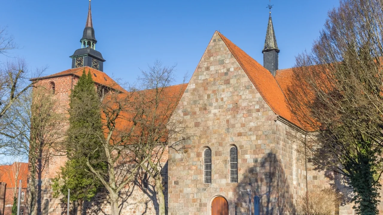 Kirche in Varel bei Tageslicht – regionale Expertise vom Umzugsunternehmen Varel