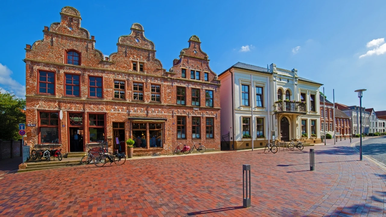 Traditionelle Häuserfassaden in Norden – das Umzugsunternehmen Norden kennt sich vor Ort aus