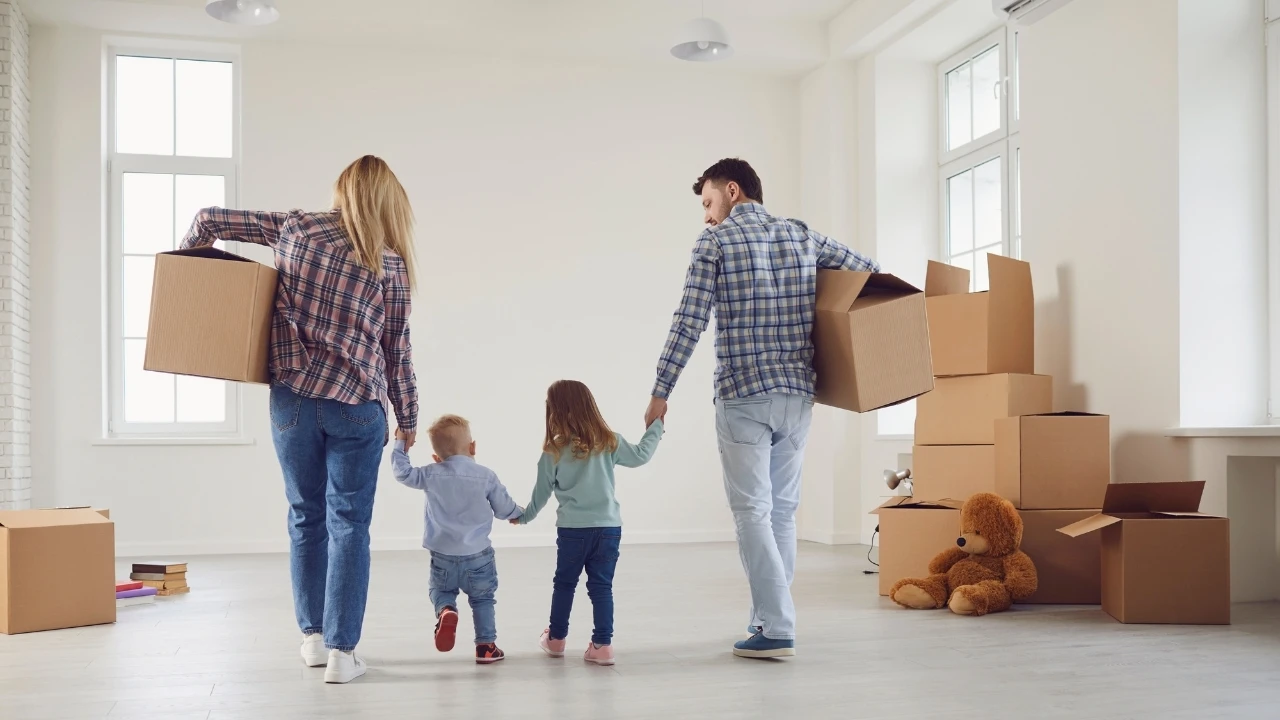 Familie beim Einzug in neue Wohnung – Umzug mit dem Umzugsunternehmen für Westerstede